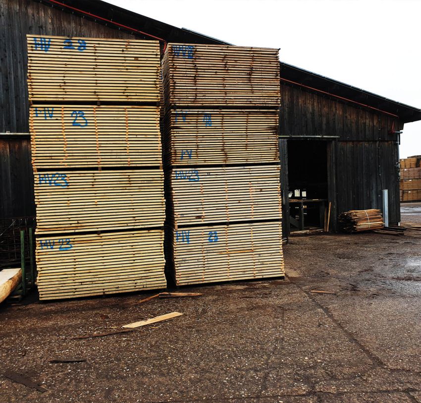 Materiallieferung von Holz vor großer Hütte